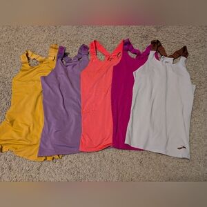 Bundle of 5 Brooks Tanks